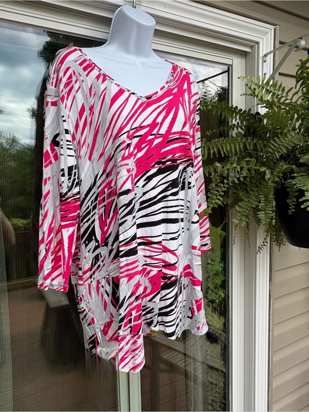 Chicos Women’s Pink Graphic V-Neck Tunic Top size 3